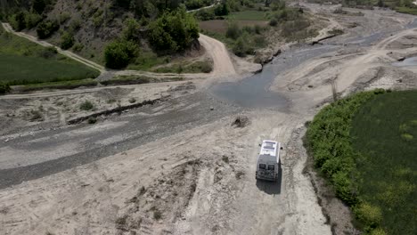 Wohnmobilfahren-Im-Gelände,-Abenteuer-Und-Erkundung-Trockener-Flussufer