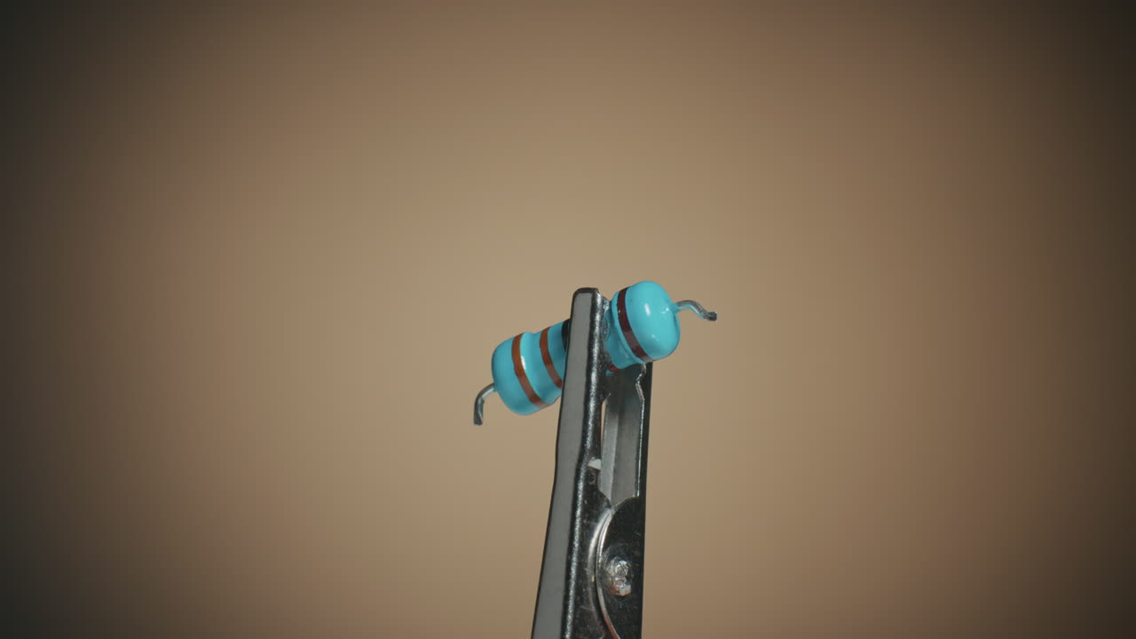 primer plano de una resistencia y una fotografía macro de componentes electrónicos en la mesa giratoria