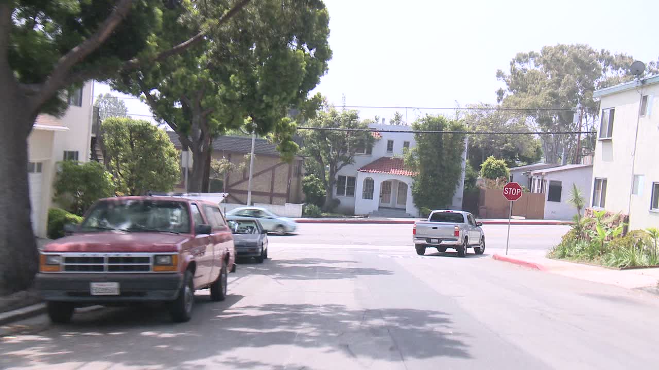 뒷창 4를 통해 보이는 산타모니카 캘리포니아의 거리를 따라 자동차가 이동합니다.