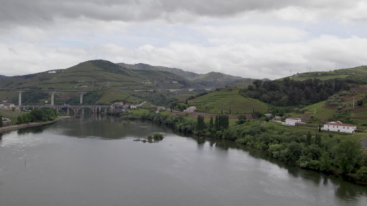 Vista aerea del fiume Douro che scorre accanto a Peso da Régua, con ponti a strati e colline ricoperte di vigneti