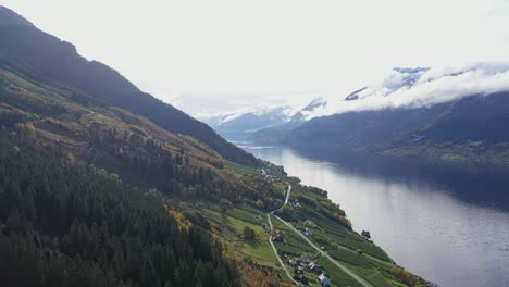 Wunderschöner-Sorfjorden-In-Hardanger,-Der-Zu-Odda-Führt,-Während-Der-Herbstsaison-Von-Instanes-In-Der-Nähe-Von-Kinsarvik-Aus-Gesehen---Straße-Rv13,-Die-Unten-Vorbeiführt---Sonniger-Tag,-Langsame-Vorwärtsbewegung-Der-Antenne