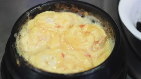 huevos cocidos suavemente con cambios visibles en la textura