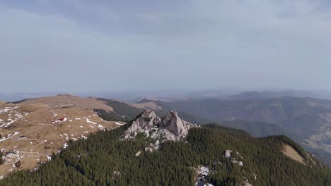 El-Pico-De-Las-Piedras-De-La-Dama-De-La-Montaña-Rarau-En-Rumania-Filmado-Desde-Un-Dron