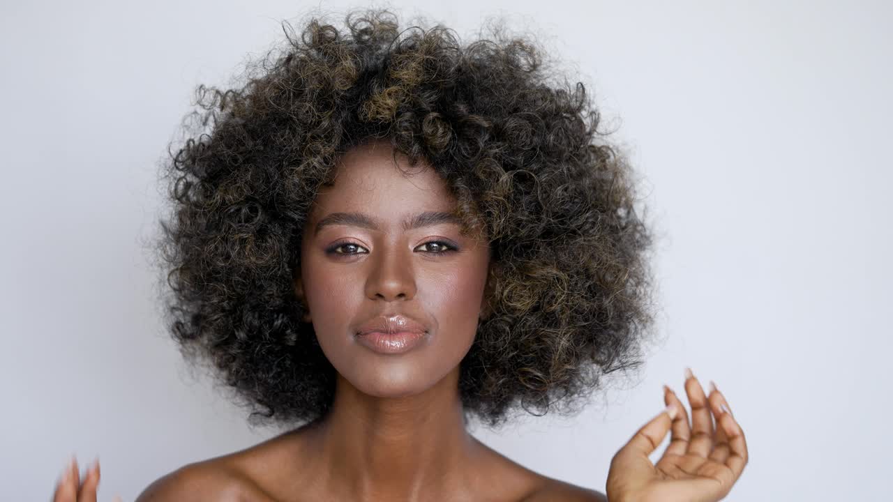 mujer hermosa con cabello rizado y maquillaje