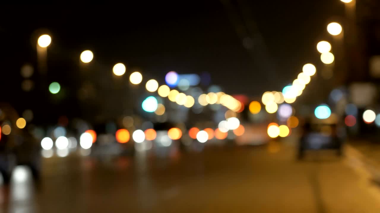 luces desenfocadas calle de los ángeles resumen. fondo borroso de la ciudad. círculos de bokeh en movimiento del tráfico nocturno.