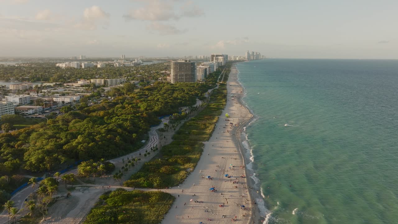 Ripresa aerea in avanti su Miami Beach, Florida