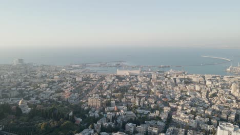 Atemberaubende-Aussicht-Auf-Die-Bahai-Gärten-Und-Das-Umliegende-Stadtbild