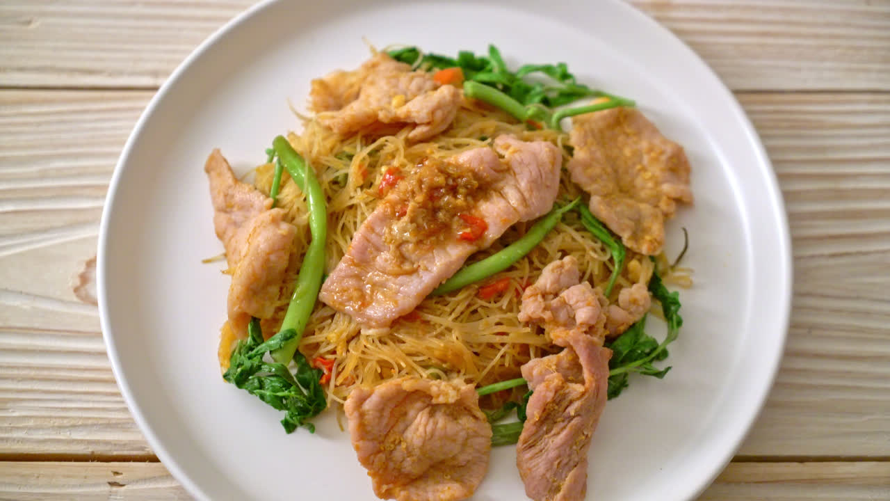 Stir-fried rice vermicelli and water mimosa with pork