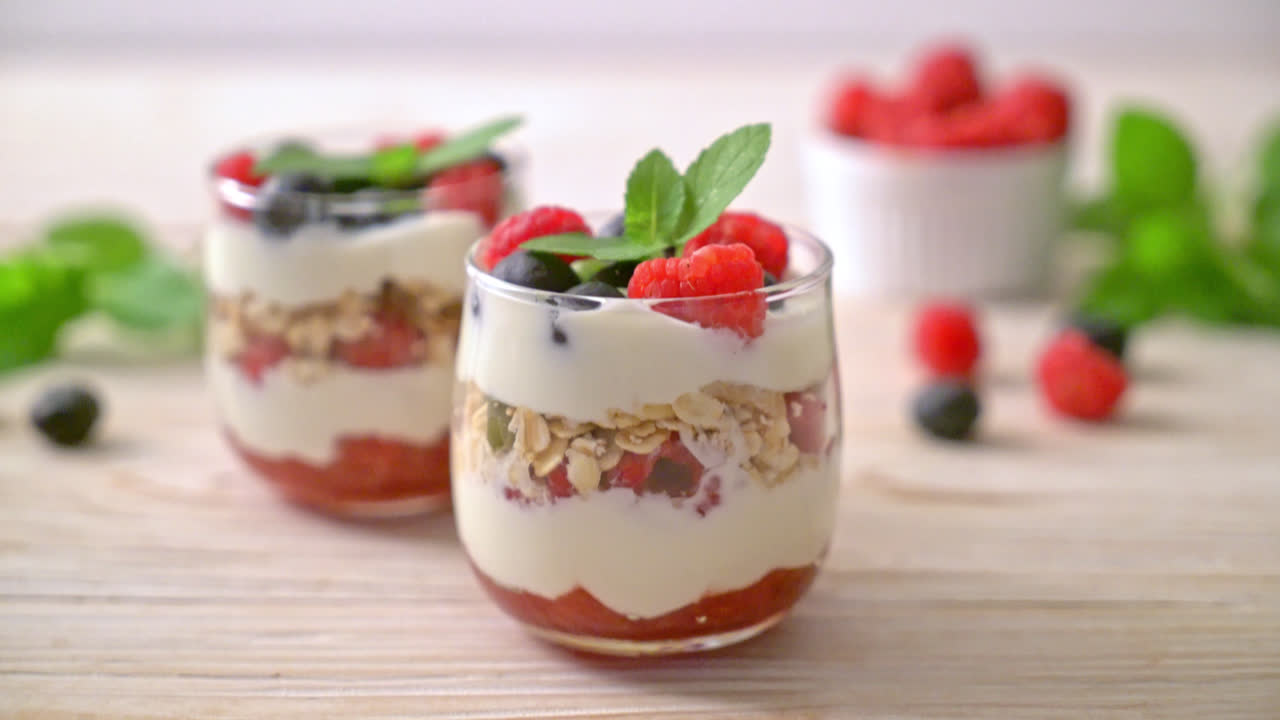 frambuesa y arándano casero con yogur y granola - estilo de comida saludable