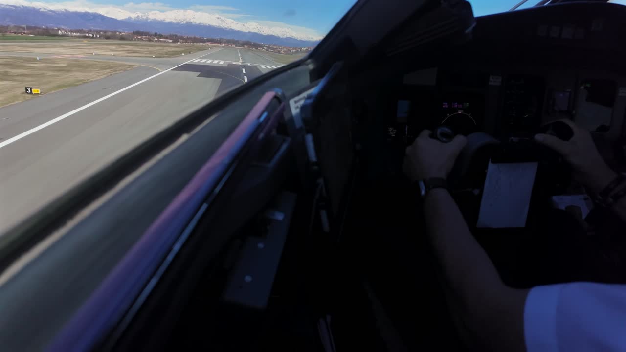 Prospettiva immersiva del pilota durante un decollo in tempo reale da un aeroporto italiano vicino alle Alpi innevate in una luminosa giornata invernale