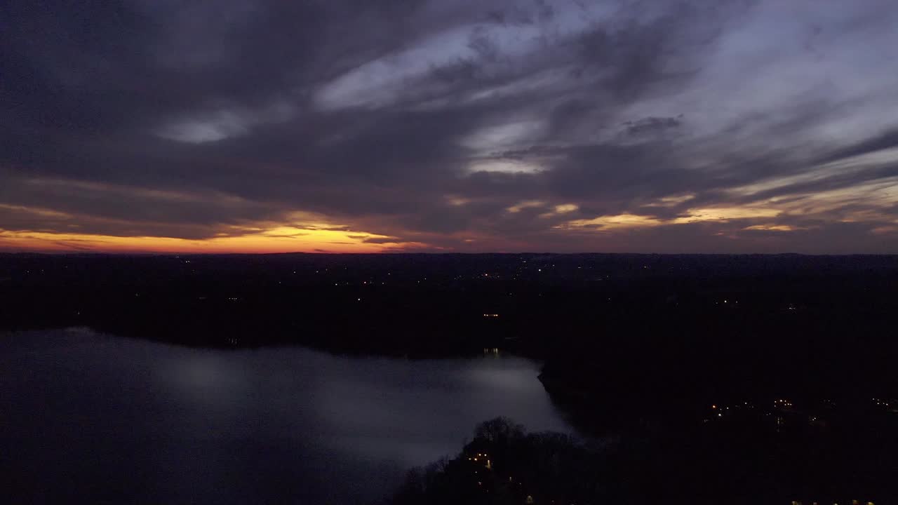 bajando la vista aérea de una tormenta que llega sobre el lago monroe, indiana.
