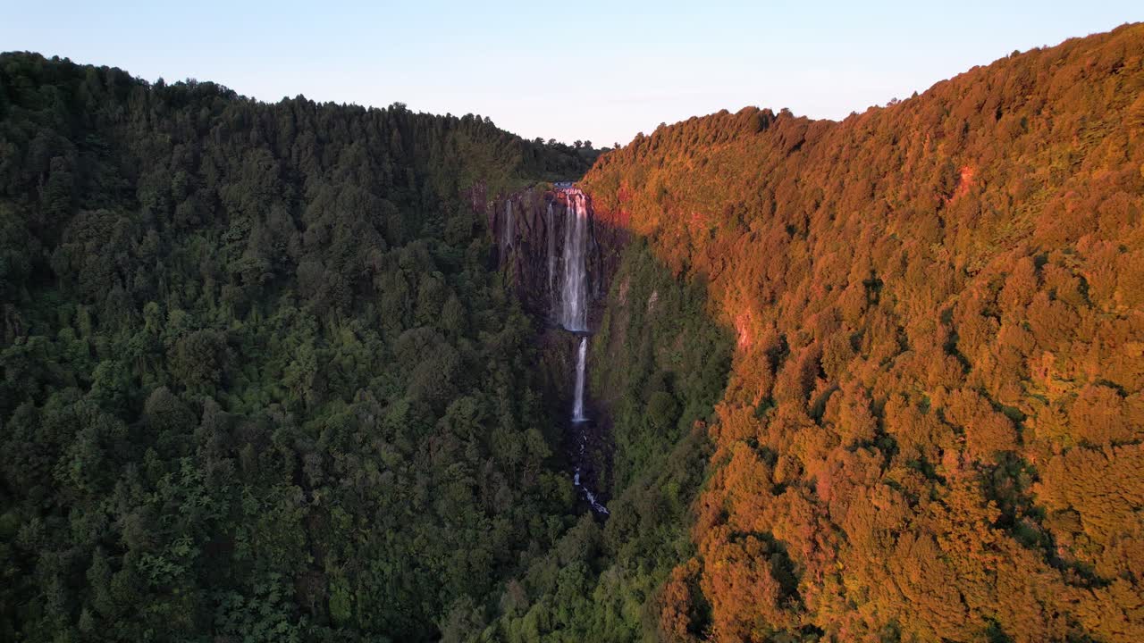 wairere cae en las cordilleras kaimai en la pista de waikato, okauia, isla del norte, nueva zelanda