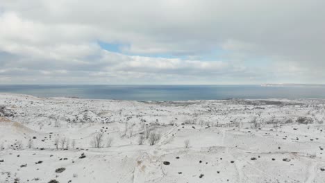 Drohne-Fliegt-Von-Schneebedeckten-Sanddünen-In-Michigan,-Usa-Weg