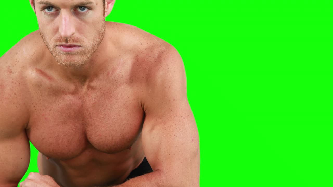 hombre musculoso haciendo ejercicios de tabla