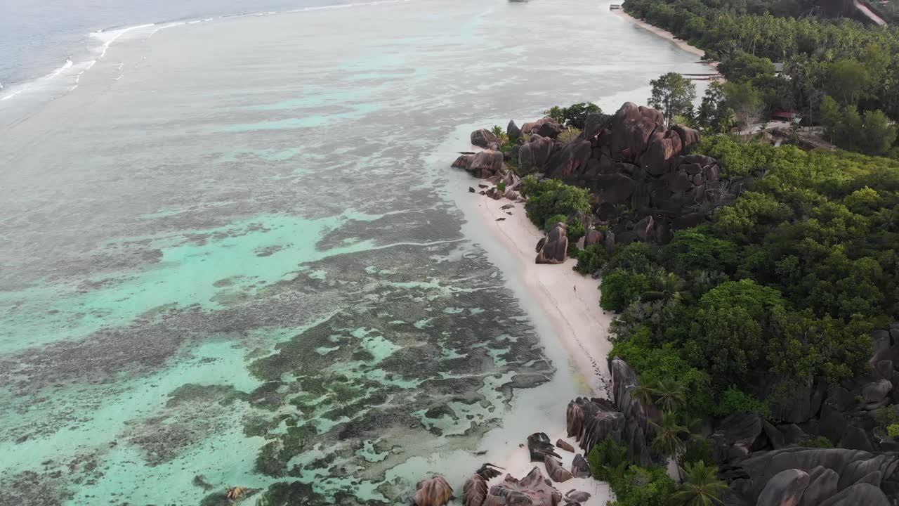 Veduta aerea di Anse Source d’Argent, La Digue, Seychelles, ripresa all'alba con la spiaggia deserta.