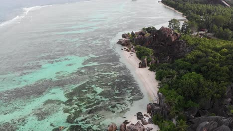 vista aérea de anse source d'argent, la digue, seychelles, filmada en las primeras horas de la mañana sin gente en la playa
