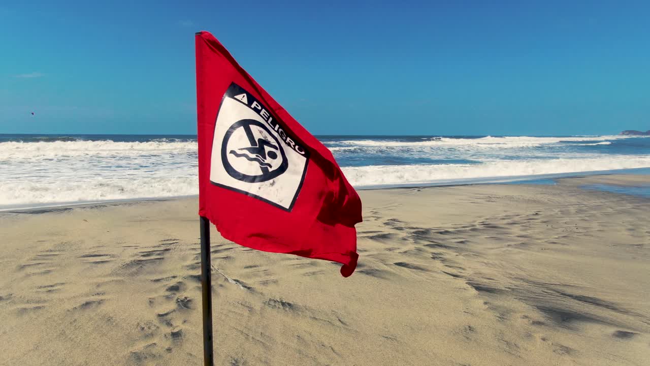Advarselsflag på stranden indikerer farlige havforhold i Santa Marta, Magdalena, Colombia – Totalbillede