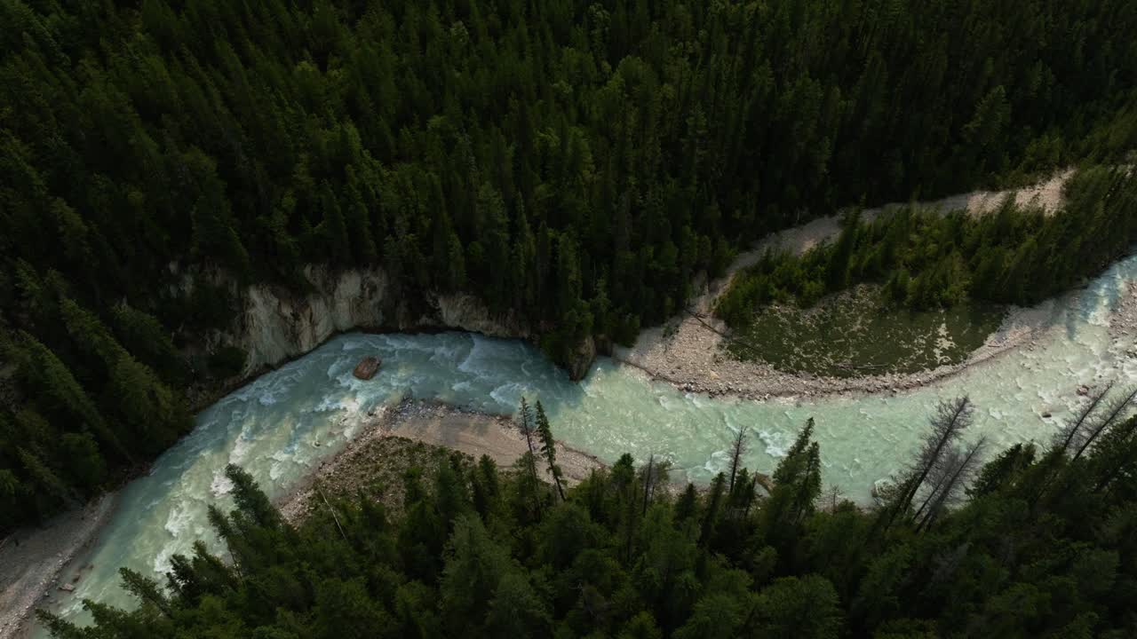 Vista aerea a volo d'uccello del fiume Blaeberry e della foresta nella Columbia Britannica.