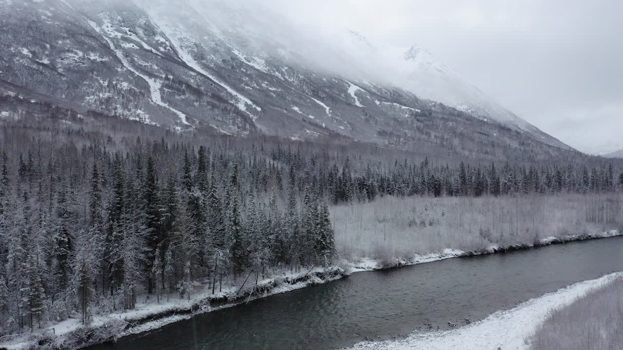 un dron gana altitud sobre el río alaska