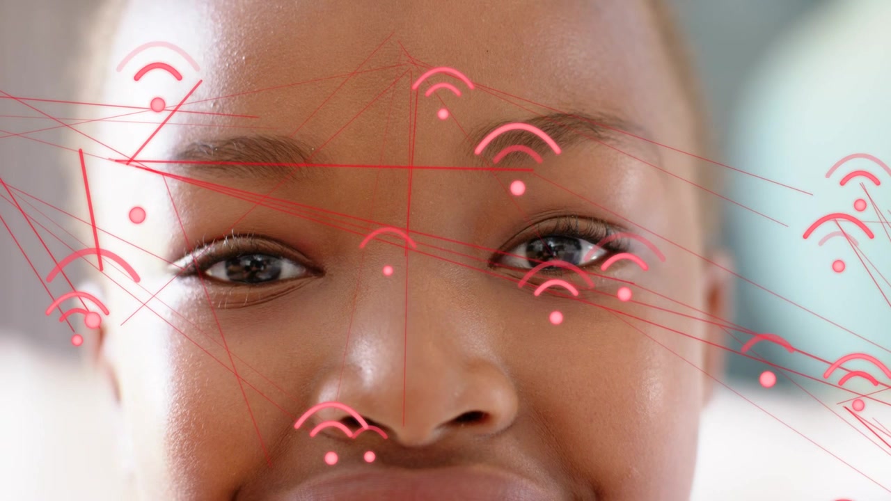 Fille ouvrant les paupières, une incrustation rouge-rose se déplace sur son visage, des arcs suivent le nez pour la technologie faciale.