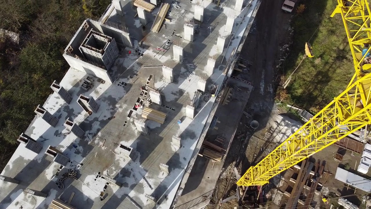 Gru a torre in cantiere edile. Costruzione di edifici