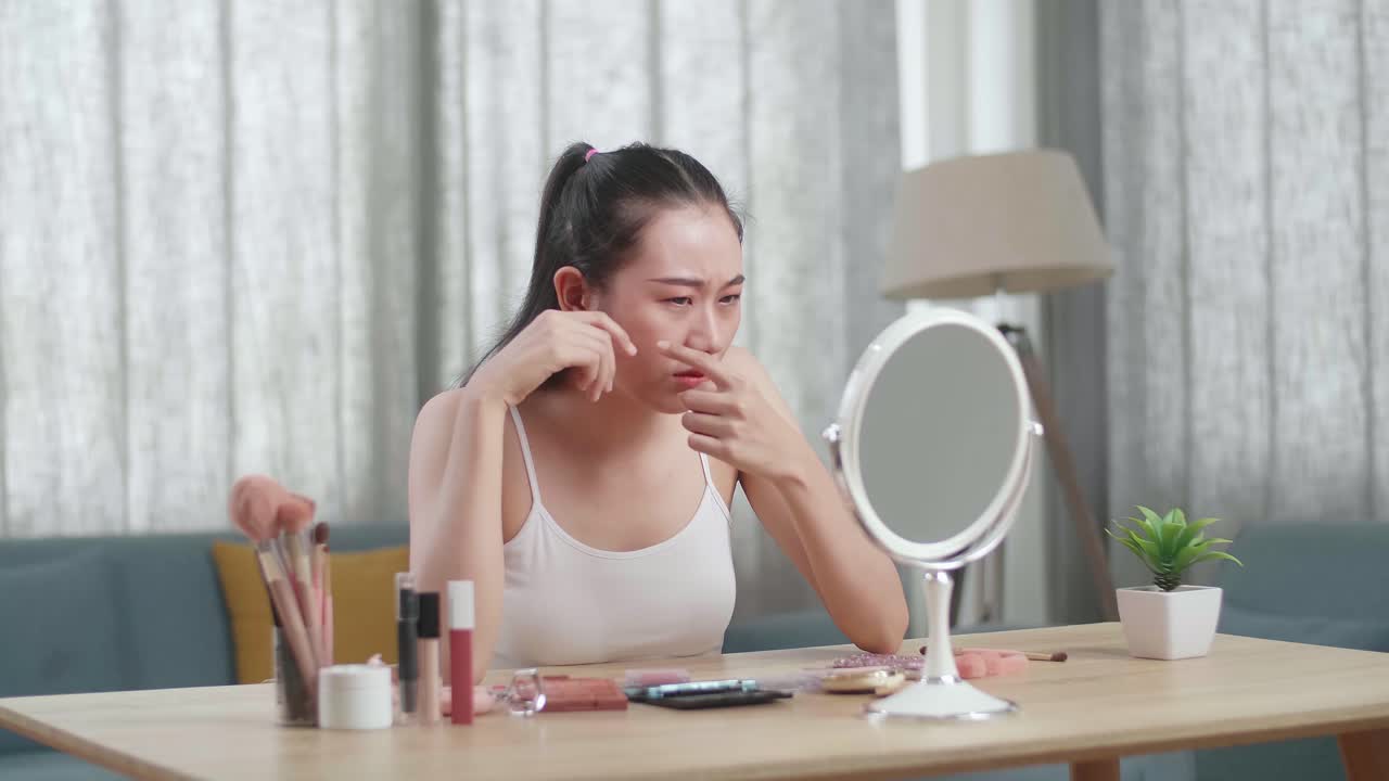 여드름 을 가진 피부 를 검사 하는 여자