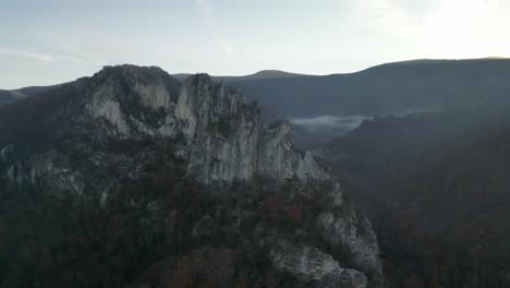 塞內卡岩石無人機登山晚上