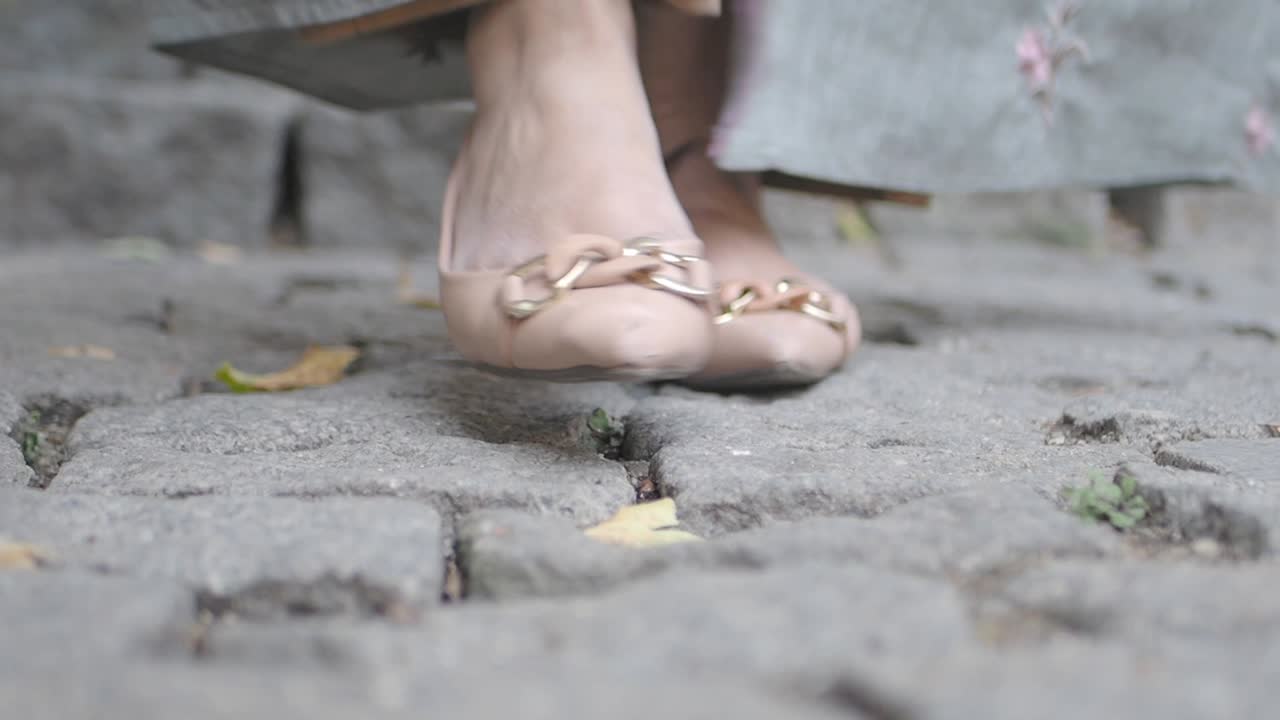 자갈로 된 거리에서 고 있는 여자