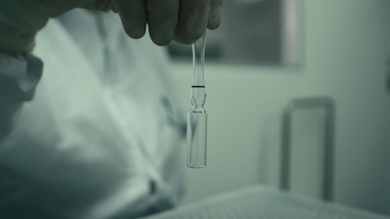 vista de cerca de una ampolla a medio llenar en un laboratorio