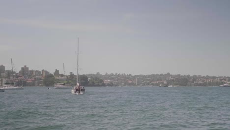 Vista-De-Un-Pequeño-Velero-Durante-Un-Día-Soleado-En-Sydney,-Australia