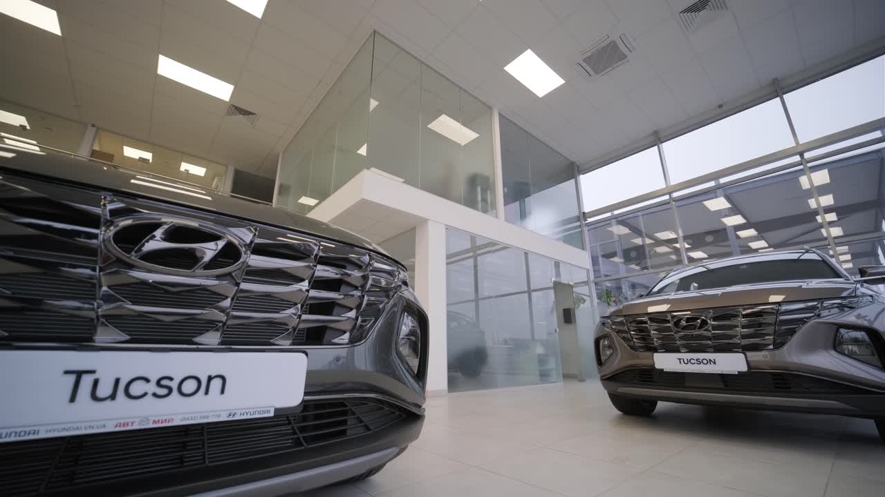 concesionario de automóviles con una fila de vehículos nuevos anónimos a la venta. sala de exhibición con automóviles brillantes. automóviles