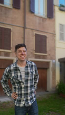 hombre de pie frente a un edificio en italia