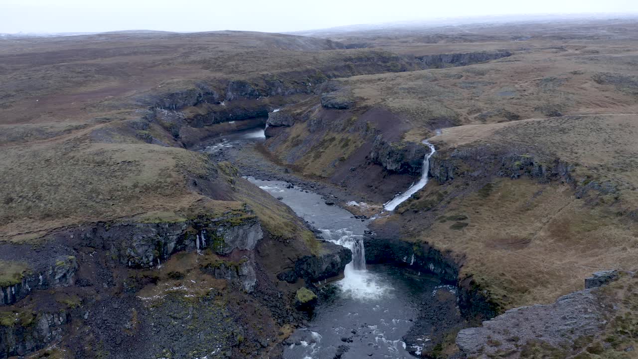 toma aérea de tres cascadas en el remoto cañón del río selá en el norte de islandia durante el otoño - toma aérea reveladora