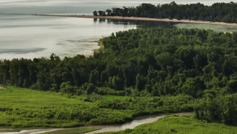 Bosques-De-Madera-Dura-Que-Rodean-El-Lago-Pepin-En-El-Parque-Estatal-Frontenac-En-Minnesota,-EE.UU.