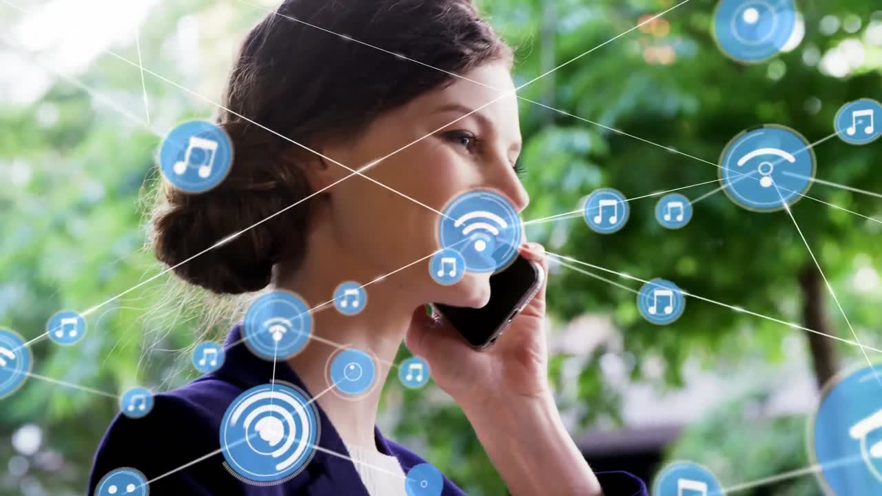 animación de conexiones sobre feliz mujer de negocios caucásica teniendo una llamada telefónica