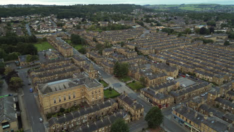 Drohnenaufnahme-über-Saltaire-Reihenhäusern-Und-Victoria-Hall