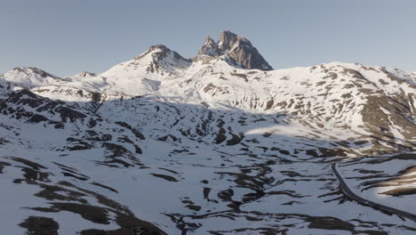 picos de montañas nevadas