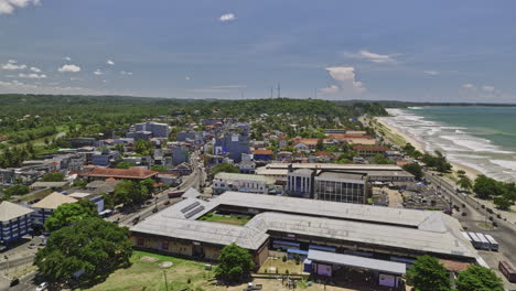matara sri lanka aerial v2 cinematográfico sobrevuelo kotuwegoda pueblo costero ciudad capturando vistas de larga extensión de playa de arena dorada y hermoso paisaje del océano índico - filmado con mavic 3 cine - abril 2023
