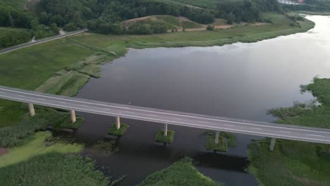 Toma-De-Drones-De-Legindvejlebroen,-Un-Puente-Muy-Bonito-Sobre-El-Valle,-Situado-Cerca-De-Jesperhus-Blomsterpark-En-Mors.