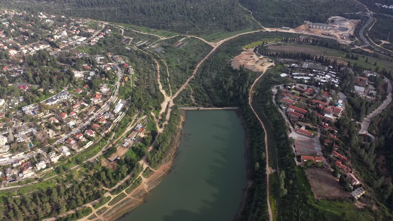 Veduta aerea di un bacino idrico e di un'area residenziale