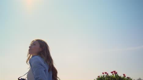 Schöne-Frau-Mit-Fotokamera,-Die-Einen-Sonnigen-Tag-Vor-Blauem-Himmel-Genießt.