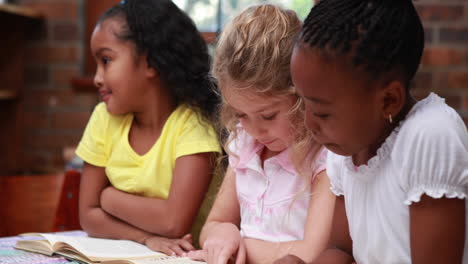 Lindos-Alumnos-Leyendo-Libros-En-El-Escritorio