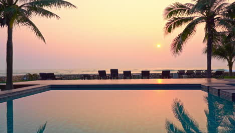 Verano:-Hermosa-Vista-De-La-Puesta-De-Sol-En-La-Zona-De-La-Piscina-Del-Hotel-Línea-De-Tumbonas-En-La-Playa-En-Primer-Plano