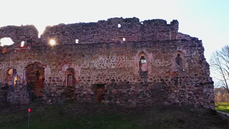 restos de la muralla del castillo medieval con la luz del sol brillando a través de los huecos