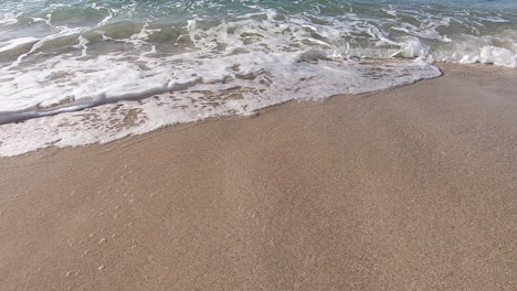 olas lentas en la playa