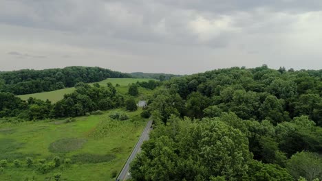 Beobachten-Sie,-Wie-Einige-Autos-Eine-Sehr-Malerische-Straße-Entlangfahren