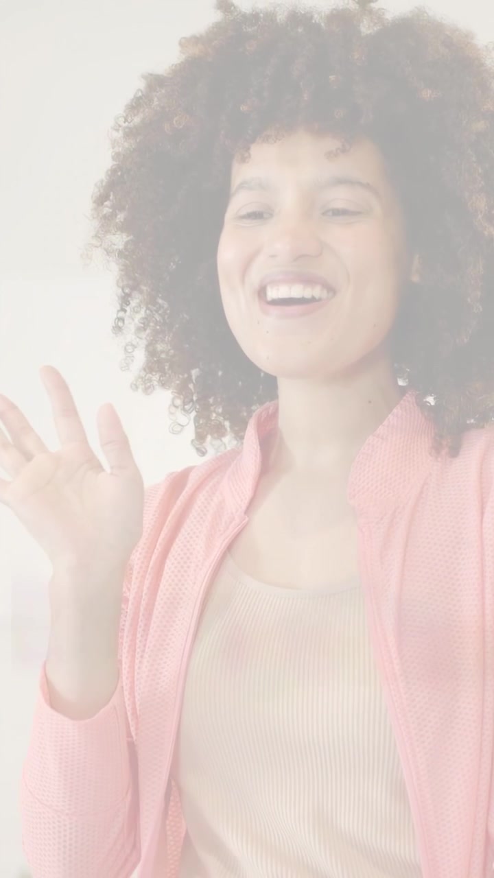 Video verticale: Donna che alza le mani salutando, con icone di marketing a tema casa che seguono le mani verso una ring light.