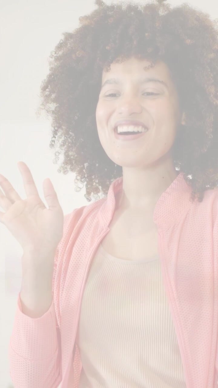 Video verticale: Donna che alza le mani salutando, con icone di marketing a tema casa che seguono le mani verso una ring light.