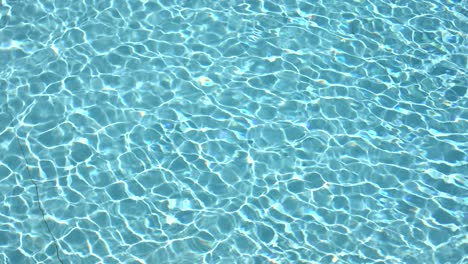 Wasseroberflächenstruktur,-Zeitlupe,-Saubere-Wellen-Und-Wellen-Im-Schwimmbad,-Brechung-Des-Sonnenlichts,-Draufsicht,-Textur,-Meerseite,-Weißer-Sand,-Sonnenschein,-Wasserhintergrund.-Wasserätzender-Hintergrund.