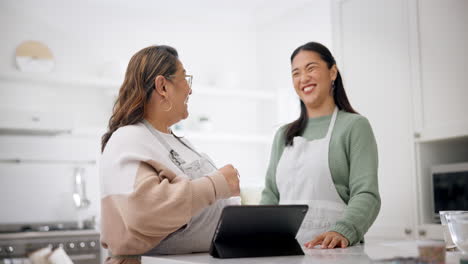 Tablet,-Kochen-Und-Lachen-Mit-Der-älteren-Mutter